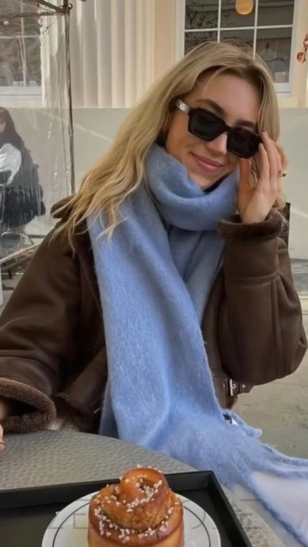 شال آبی در استایل رنگ قهوه ای