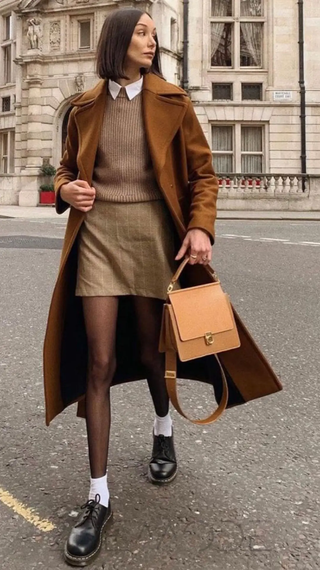 استایل دامن و پالتو قهوه ای